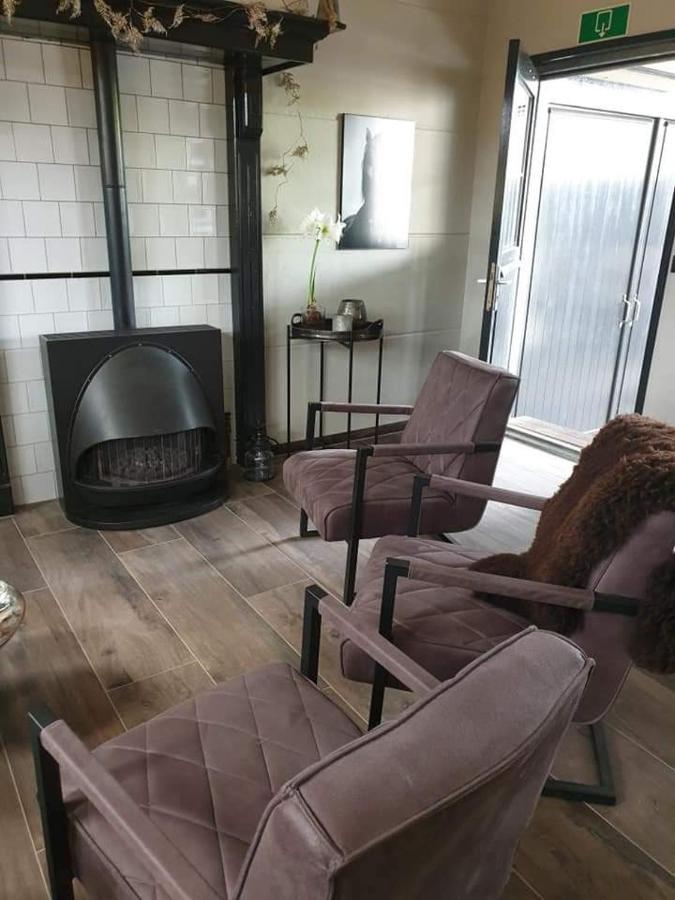 Luxe Gastenkamer Met Living En Keuken Bij Friezen Paarden Stal Pellendijk Westendorp Kültér fotó