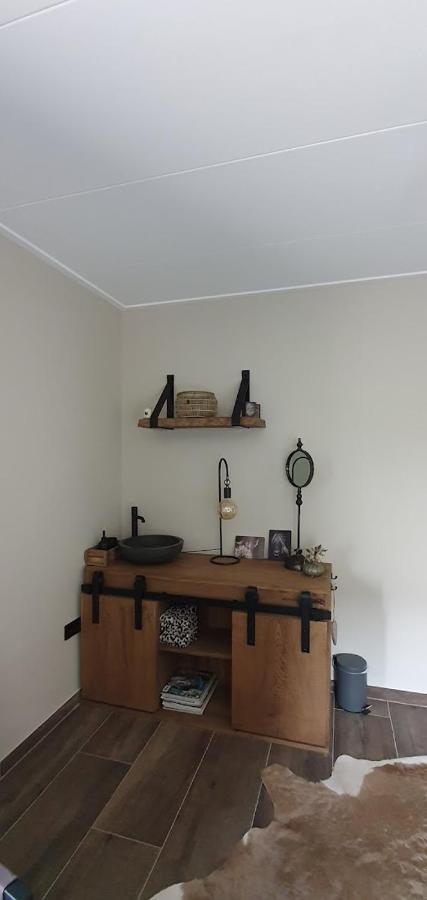 Luxe Gastenkamer Met Living En Keuken Bij Friezen Paarden Stal Pellendijk Westendorp Kültér fotó